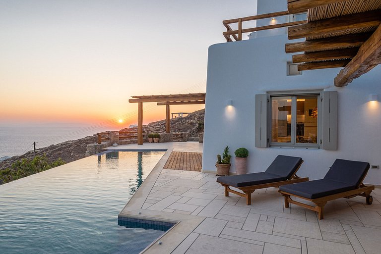 Cyc065 - Villa on a rocky hillside with overlooks Mykonos