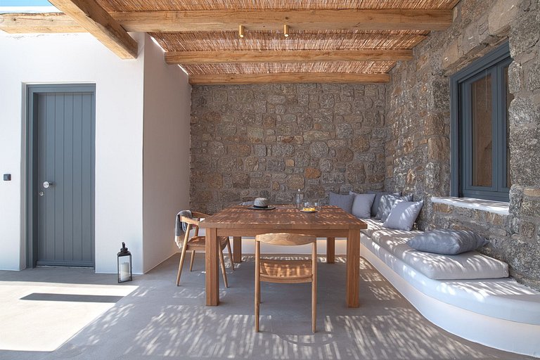 Cyc046 - Splendid villa overlooking the bay of Kalafatis