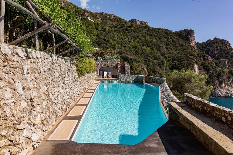 Cam010 - Modern luxurious villa in Amalfi Coast