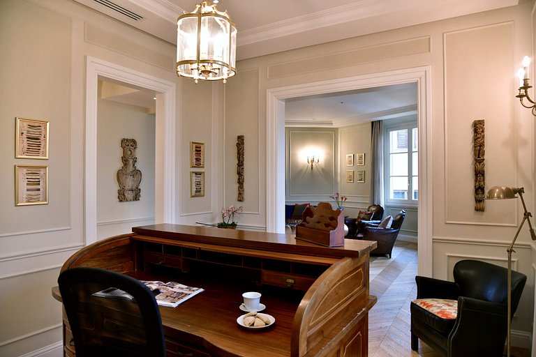 Tus017 - Large Luxury Apartment with Terrace