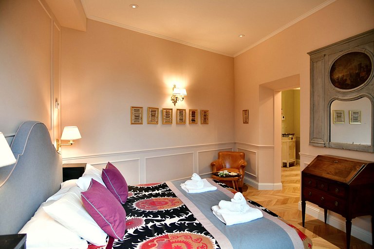 Tus017 - Large Luxury Apartment with Terrace