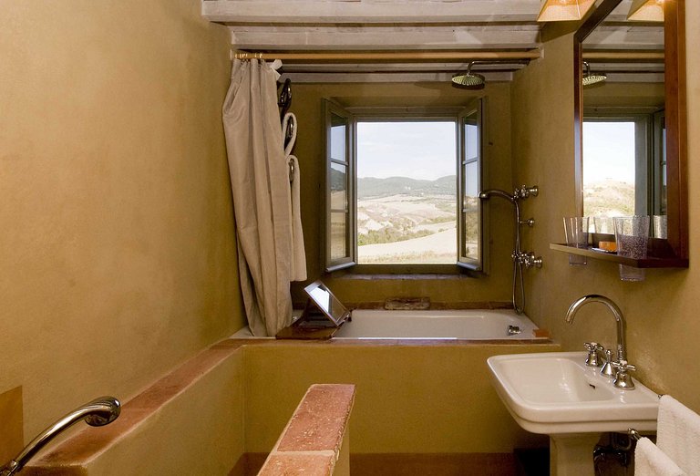 Tus003 - Villa surrounded by rolling hills, Tuscany