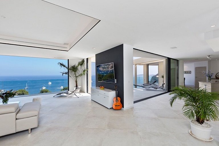 Azu005 - Villa overlooking the bay of Eze, French Riviera