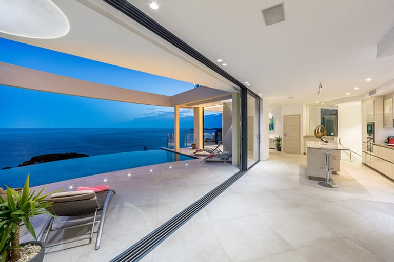 Azu005 - Villa surplombant la baie d'Eze, Côte d'Azur