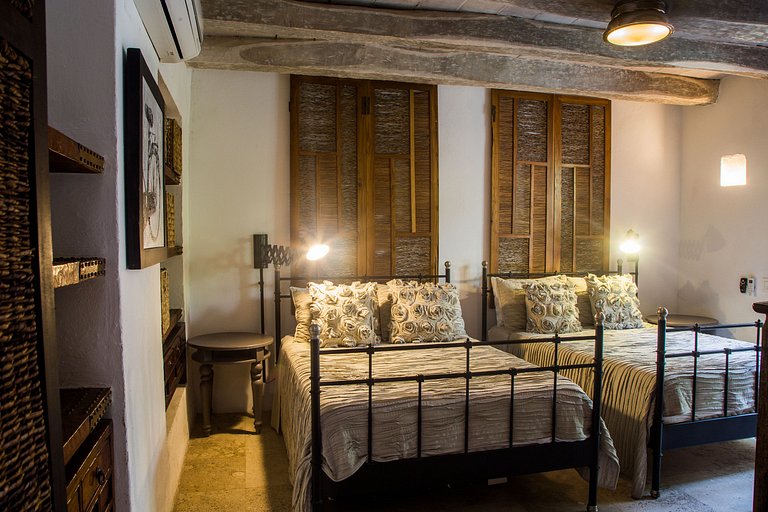 Car054 - Beautiful colonial house in the Old City, Cartagena