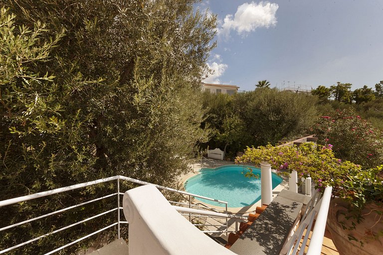 Cam009 - Villa de 3 pisos en la costa de Sorrento, Campania