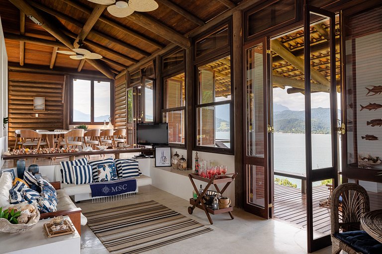 Ang014 - 6-Bedroom Villa with Ocean Views in Angra