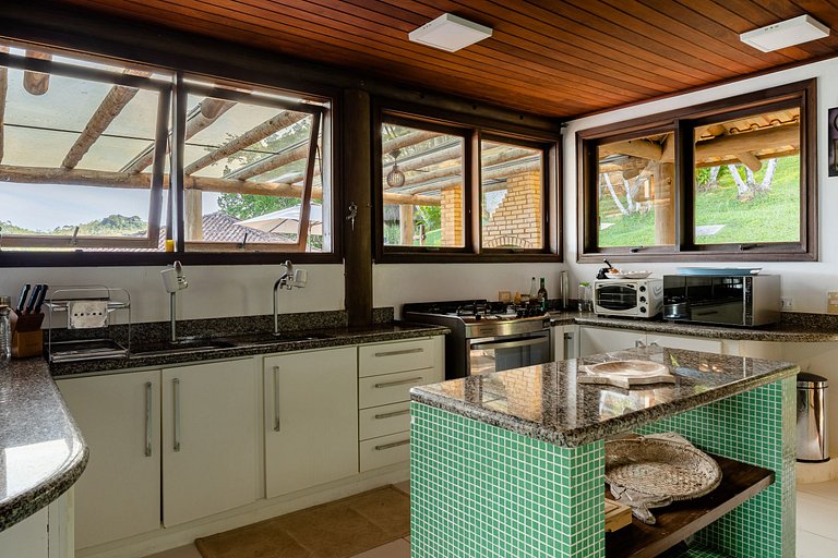 Ang014 - 6-Bedroom Villa with Ocean Views in Angra