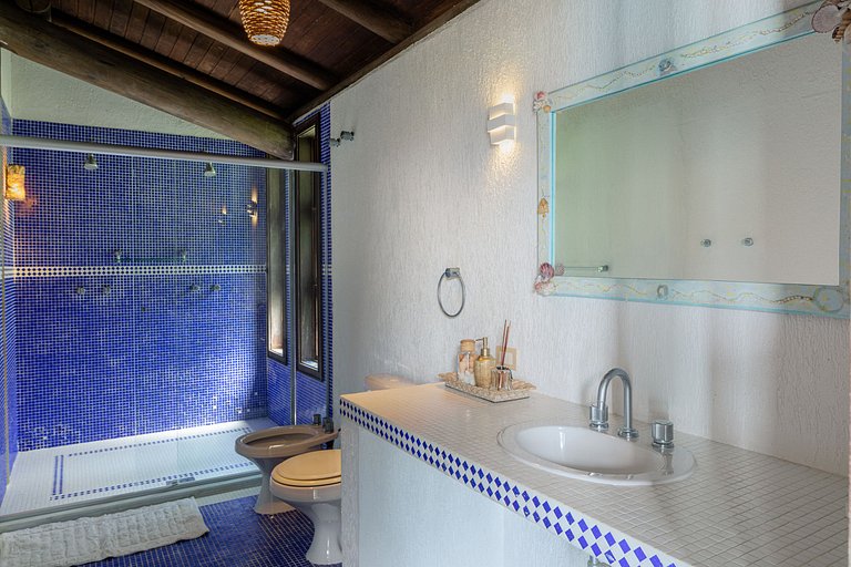 Ang014 - 6-Bedroom Villa with Ocean Views in Angra