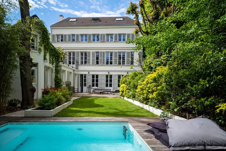 Par008 - Beautiful secret mansion from 18th century in Paris