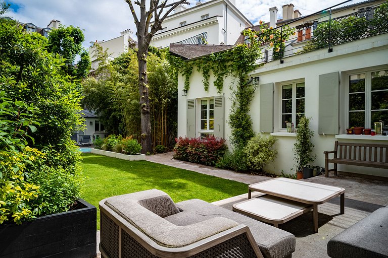 Par008 - Beautiful secret mansion from 18th century in Paris