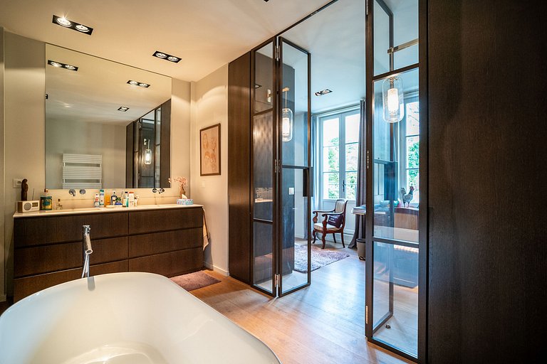 Par008 - Beautiful secret mansion from 18th century in Paris
