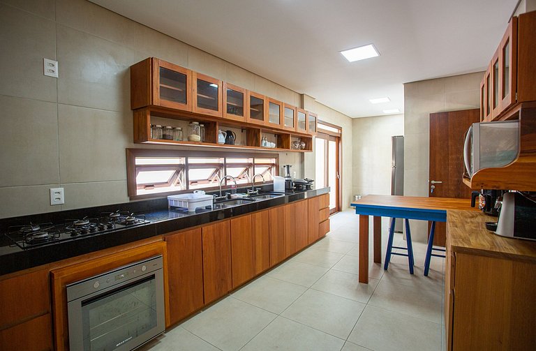 Cea048 - Contemporary 5-Bedroom Villa with Pool in Aquiraz