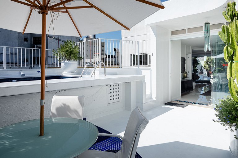 Rio078 - Linda e charmosa cobertura com piscina no Leblon