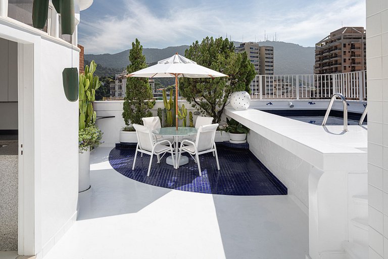 Rio078 - Linda e charmosa cobertura com piscina no Leblon