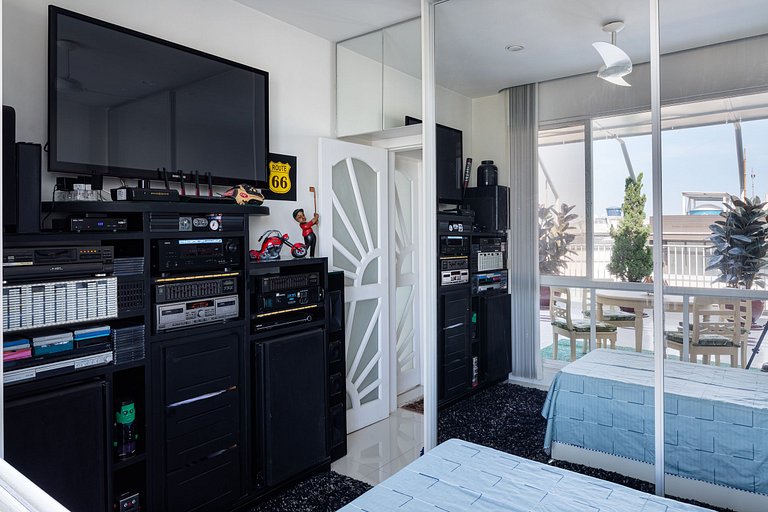 Rio078 - Linda e charmosa cobertura com piscina no Leblon