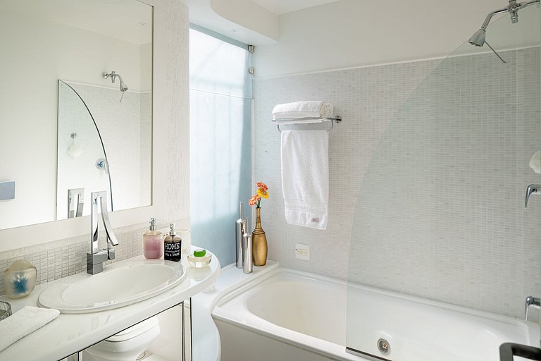 Rio078 - Linda e charmosa cobertura com piscina no Leblon