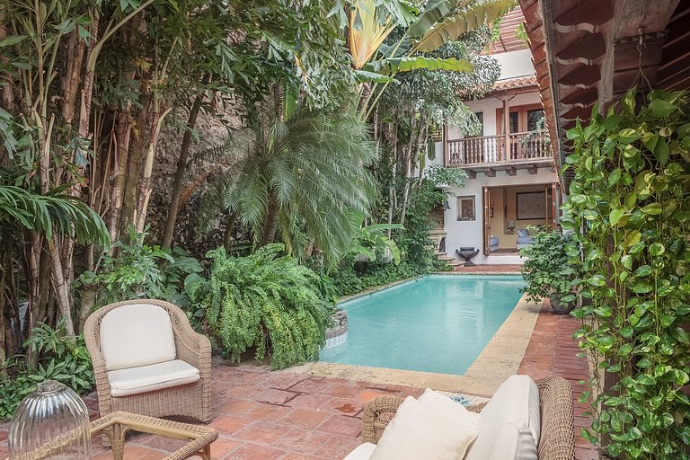 Car099 - Beautiful colonial home with pool in the Old City