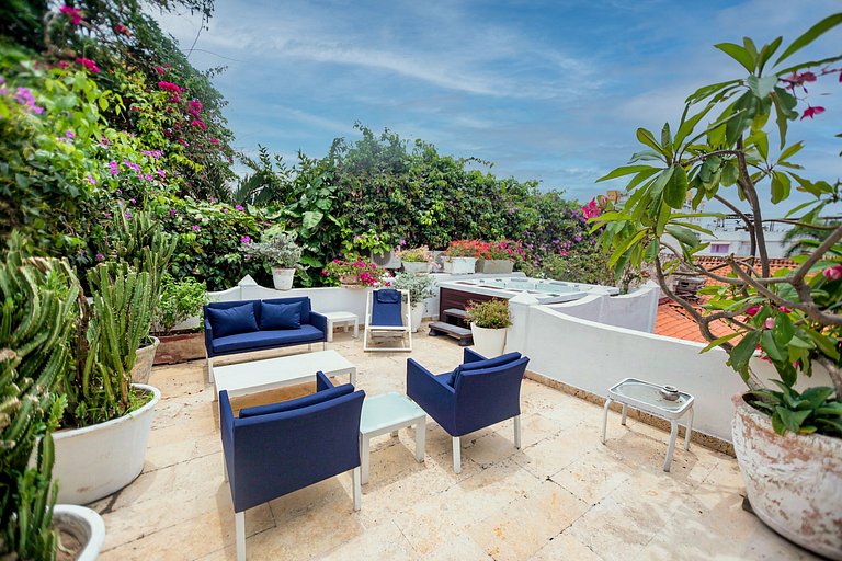 Car099 - Beautiful colonial home with pool in the Old City
