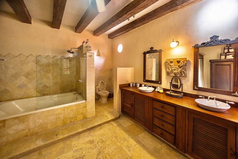 Car099 - Beautiful colonial home with pool in the Old City