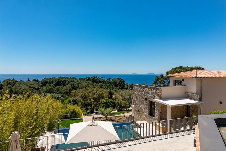 Azu017 - Private Villa with Rooftop Jacuzzi, French Riviera