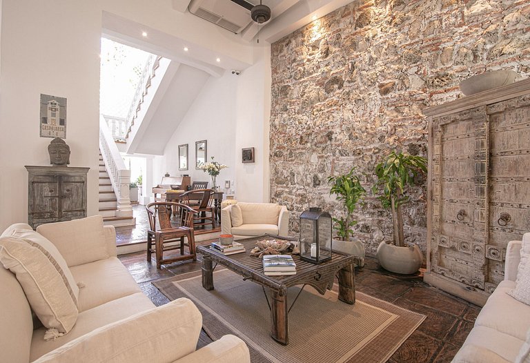 Car027 - Stunning 8 bedroom mansion in Old City, Cartagena