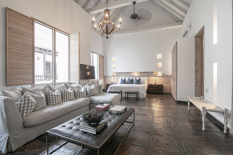 Car027 - Stunning 8 bedroom mansion in Old City, Cartagena