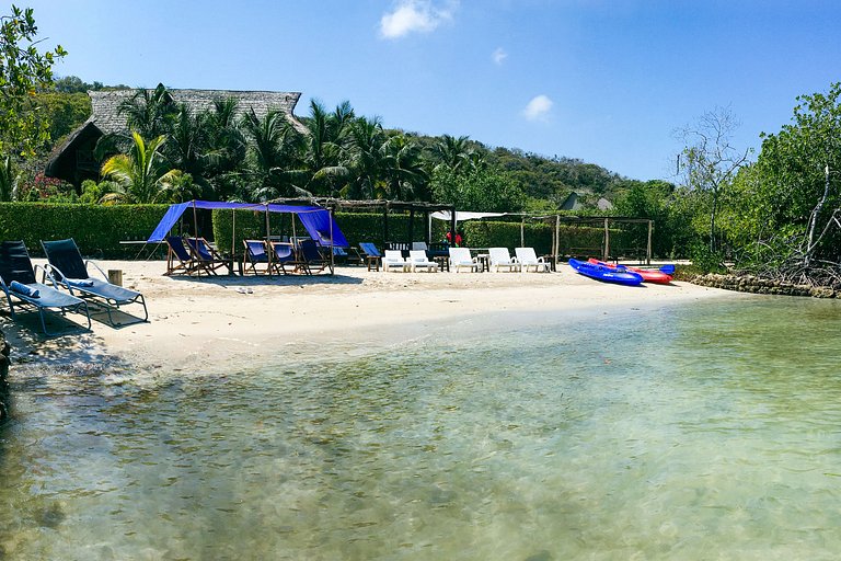 Car094 - Hermosa casa de 4 cuartos en Baru, Cartagena