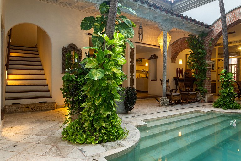 Car090 - Colonial house with pool in the Old City