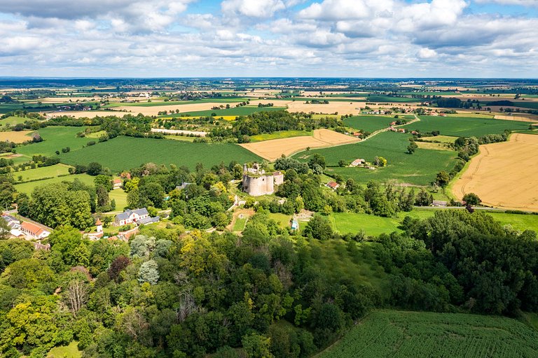 Auv001 - Château à côté de Vichy