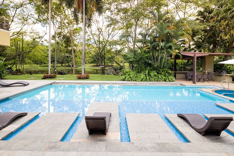 Anp020 - Casa com piscina, jacuzzi e churrasqueira