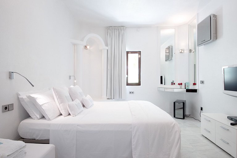 Ibi016 - Belle Villa dans la baie de Cala Jondal, Ibiza