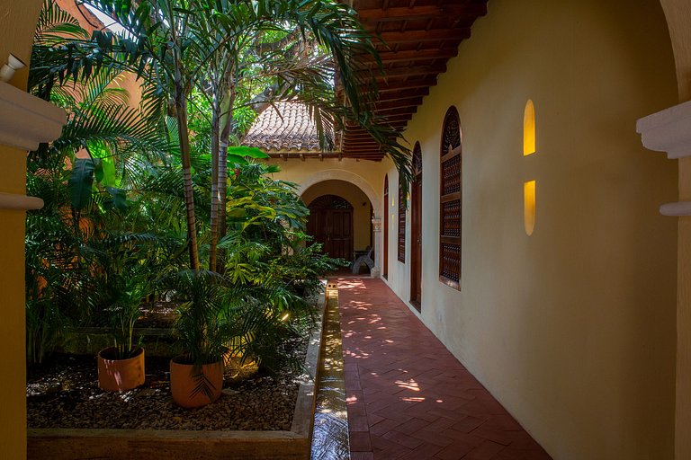 Car056 - Charming 7 bedroom colonial house in Cartagena