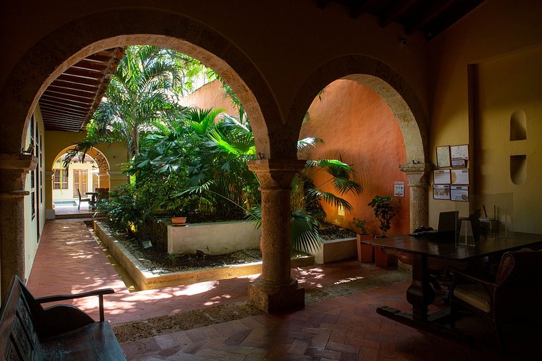 Car056 - Charming 7 bedroom colonial house in Cartagena