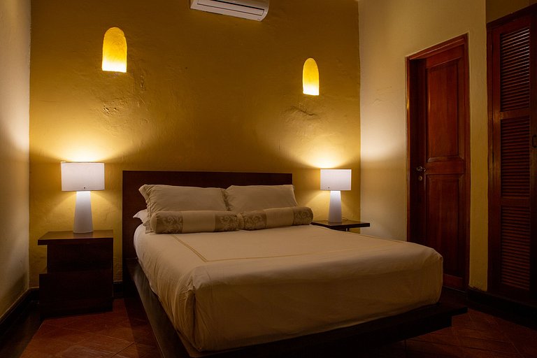 Car056 - Charming 7 bedroom colonial house in Cartagena