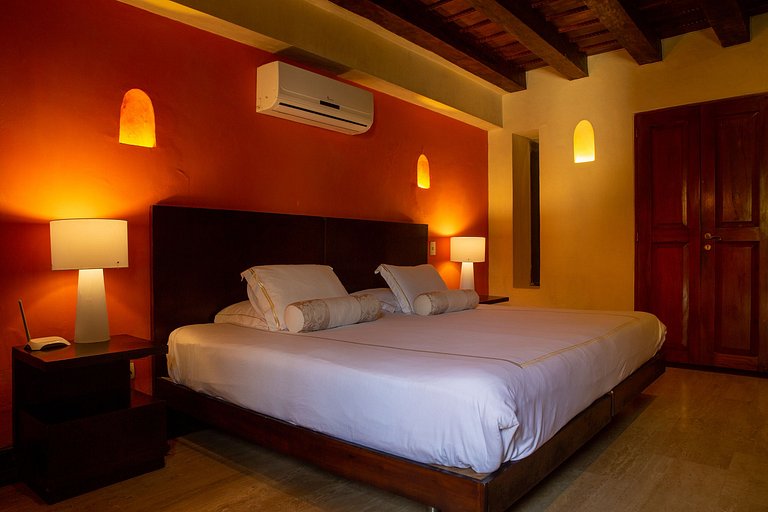 Car056 - Charming 7 bedroom colonial house in Cartagena