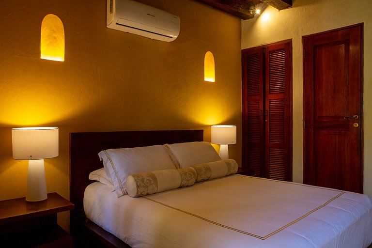 Car056 - Charming 7 bedroom colonial house in Cartagena