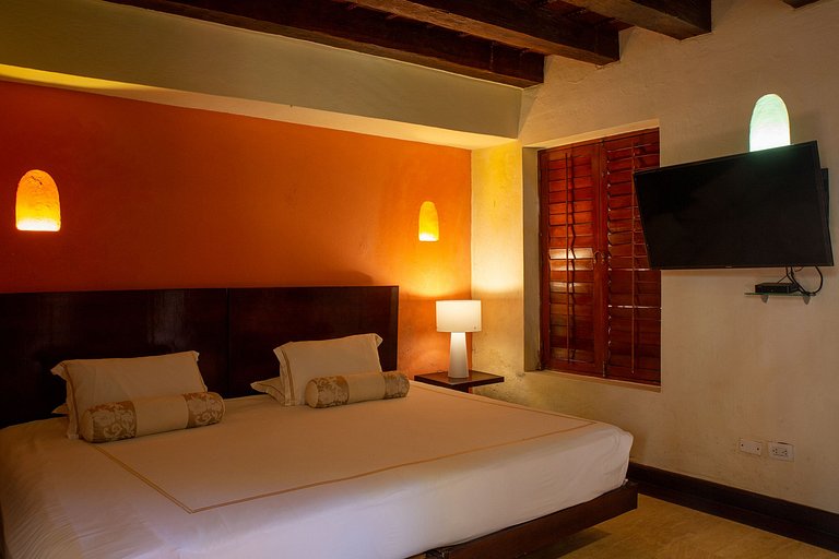 Car056 - Charming 7 bedroom colonial house in Cartagena