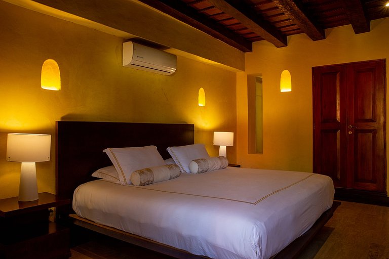 Car056 - Charming 7 bedroom colonial house in Cartagena