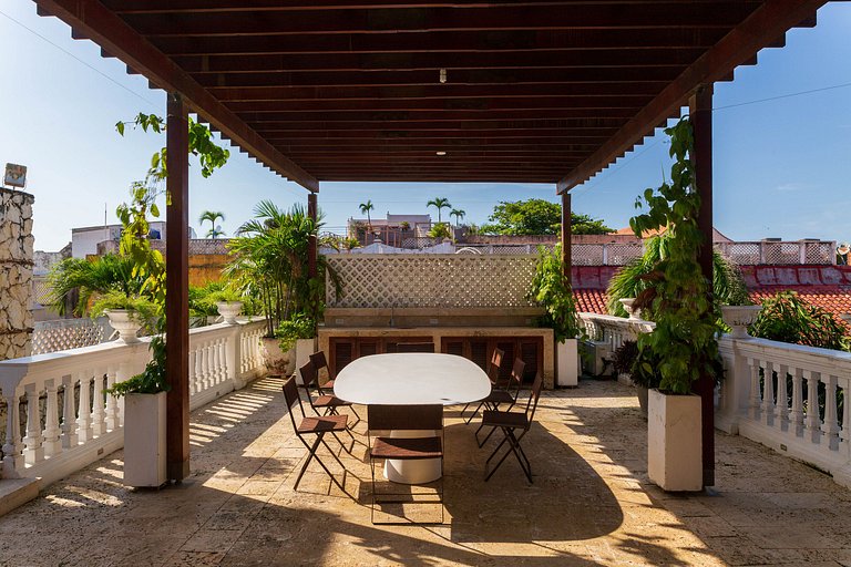 Car046 - Historic villa with 3 large suites in Cartagena