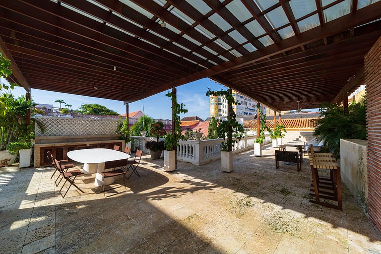 Car046 - Historic villa with 3 large suites in Cartagena