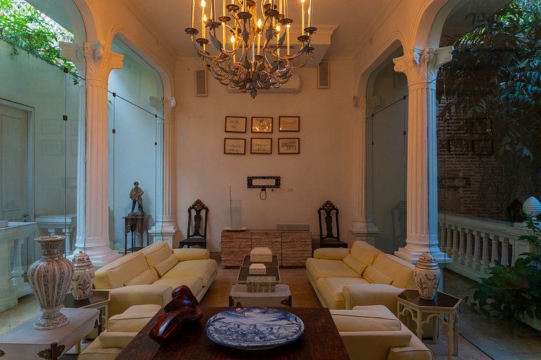 Car046 - Historic villa with 3 large suites in Cartagena
