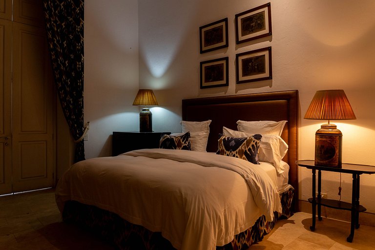 Car046 - Historic villa with 3 large suites in Cartagena