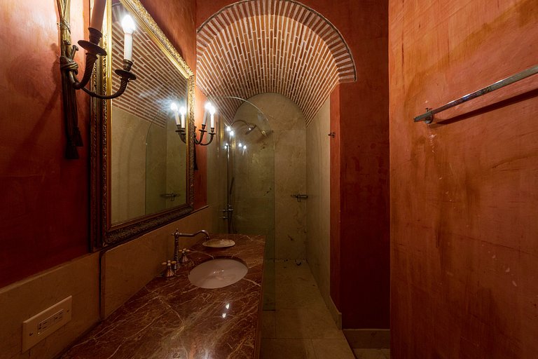 Car046 - Historic villa with 3 large suites in Cartagena