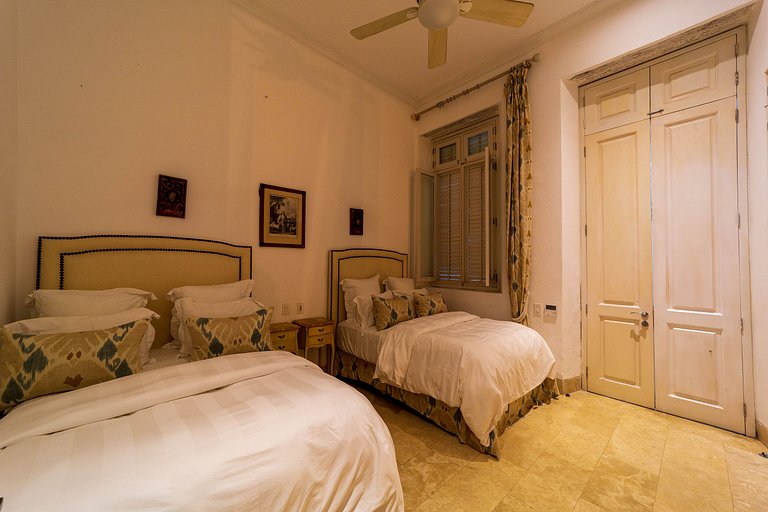 Car046 - Historic villa with 3 large suites in Cartagena