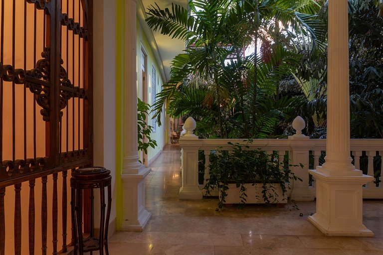 Car046 - Historic villa with 3 large suites in Cartagena