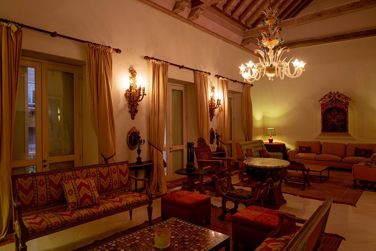 Car046 - Historic villa with 3 large suites in Cartagena