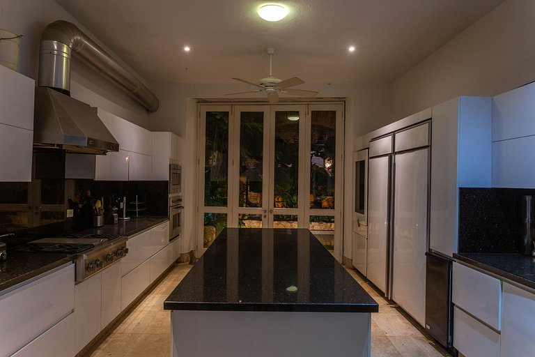 Car046 - Historic villa with 3 large suites in Cartagena
