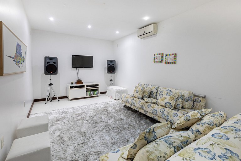 Ang006 - Magnificent 8 bedroom house with pool in Angra