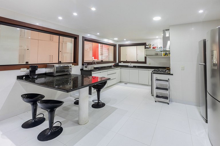 Ang006 - Magnificent 8 bedroom house with pool in Angra